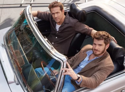 ryan reynolds and andrew garfield recall iconic golden globes kiss in candid conversation