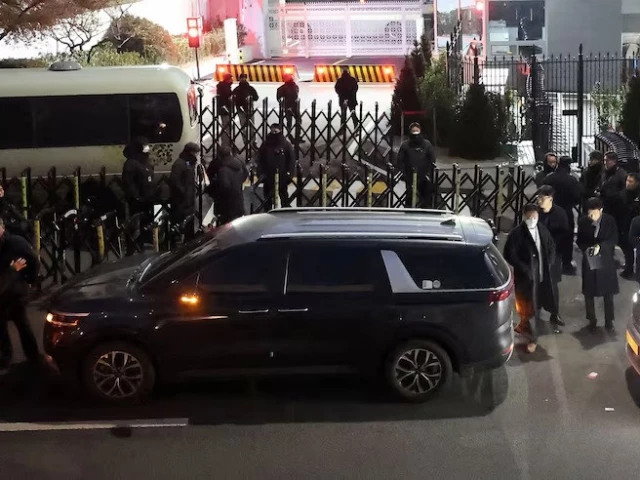 yoon faces arrest protesters clash with investigators yoon faces arrest protesters clash with investigators