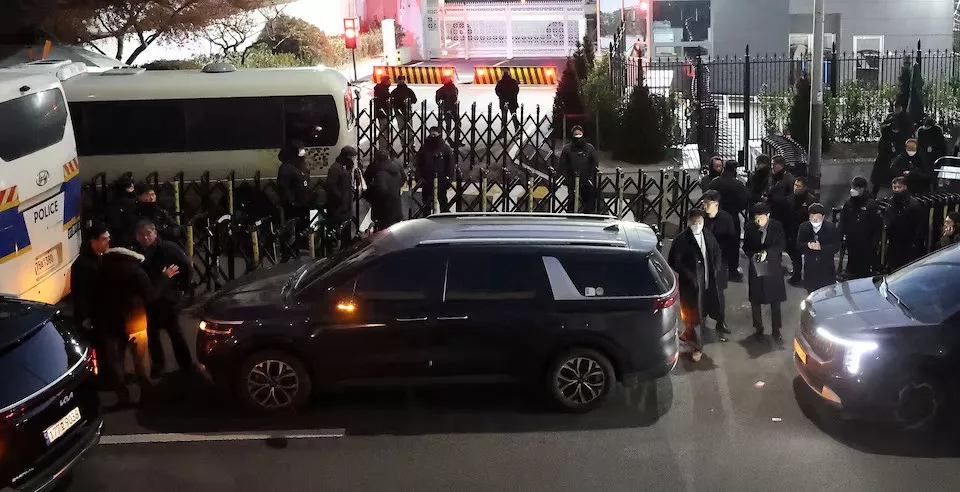 yoon faces arrest protesters clash with investigators yoon faces arrest protesters clash with investigators