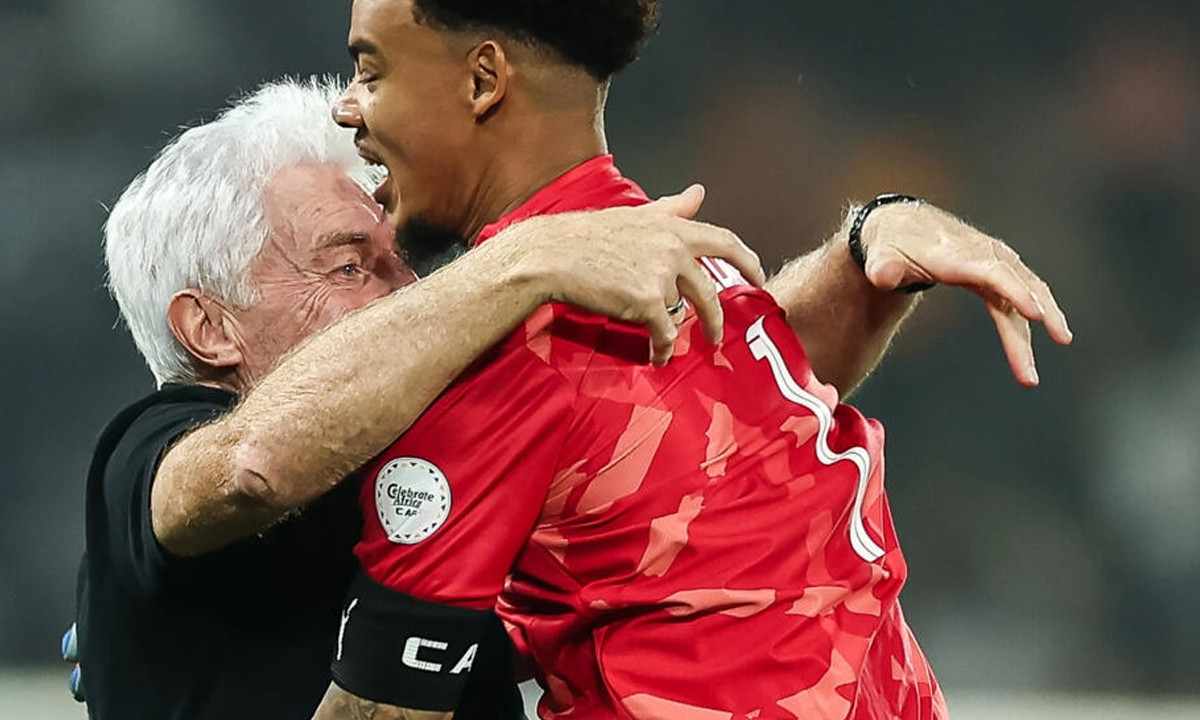 south africa coach hugo broos embraces ronwen williams after the goalkeeper s heroics against cape verde took them through to the africa cup of nations semi finals photo afp