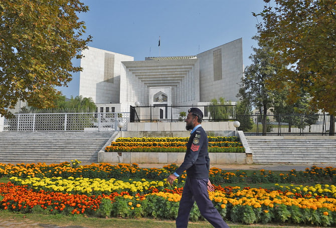 a policeman walks past in front of the supreme court building in islamabad pakistan on november 28 2019 afp file