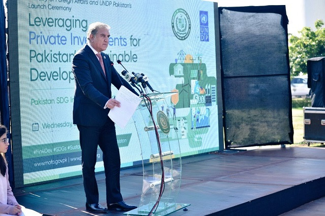 foreign minister shah mahmood qureshi addresses a gathering at the launch of pakistan s sdg investment report on jan 26 2022 photo twitter smqureshipti