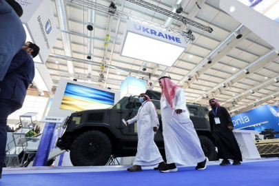 russian and ukrainian weapons compete at saudi defence show