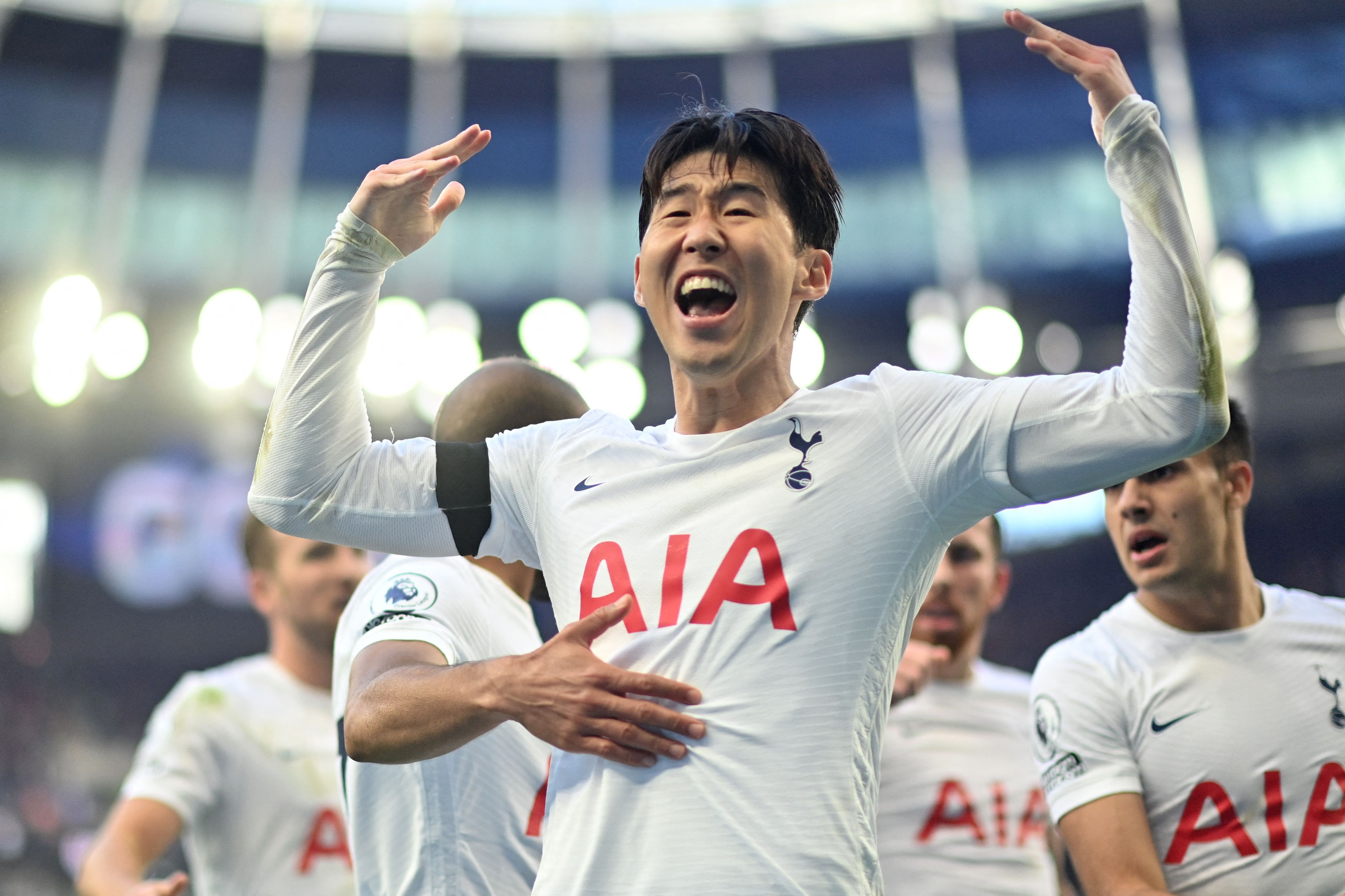 Photo of Son carries the load for Spurs amid Kane drought