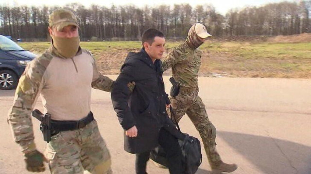 former u s marine trevor reed who was detained in 2019 and accused of assaulting police officers is escorted to a plane by russian service members as part of a prisoner swap between the u s and russia in moscow russia in this still image taken from video released april 27 2022 ru24 handout via reuters tv former u s marine trevor reed who was detained in 2019 and accused of assaulting police officers is escorted to a plane by russian service members as part of a prisoner swap between the u s and russia in moscow russia in this still image taken from video released april 27 2022 ru24 handout via reuters tv
