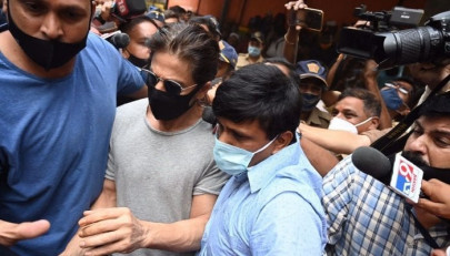 watch shah rukh khan visits son aryan khan in jail watch shah rukh khan visits son aryan khan in jail