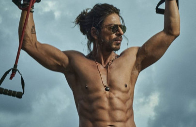 srk s abs set internet on fire fans can swear he s aging backward