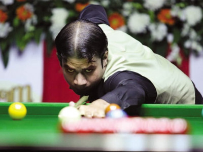 snooker aces through to next round