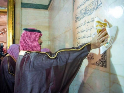watch saudi crown prince leads annual washing of holy kaaba watch saudi crown prince leads annual washing of holy kaaba