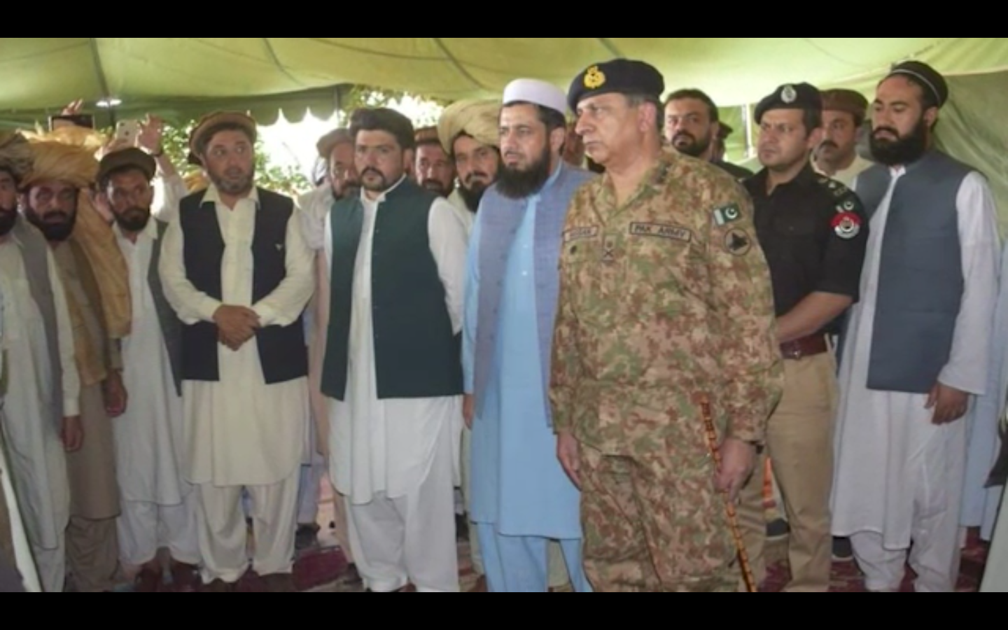 Photo of Peshawar corps commander visits martyred captain's family