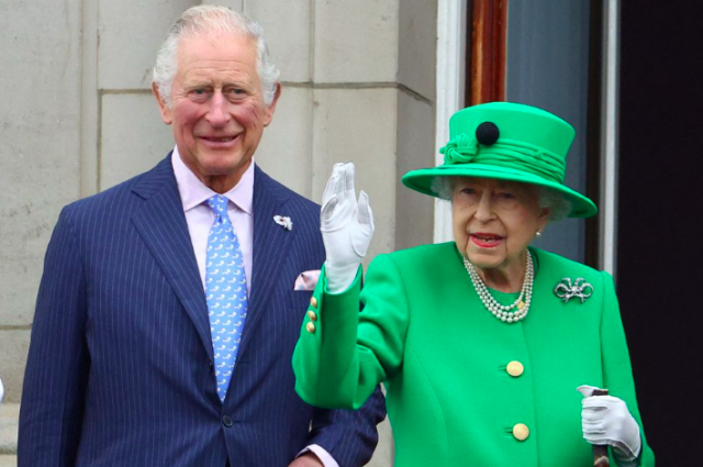 britain s queen elizabeth and prince charles stand on a balcony during the platinum jubilee pageant marking the end of the celebrations for the platinum jubilee of britain s queen elizabeth in london britain june 5 2022 photo reuters