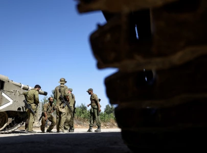 israel raids gaza city s shujayea neighborhood forcing thousands to flee