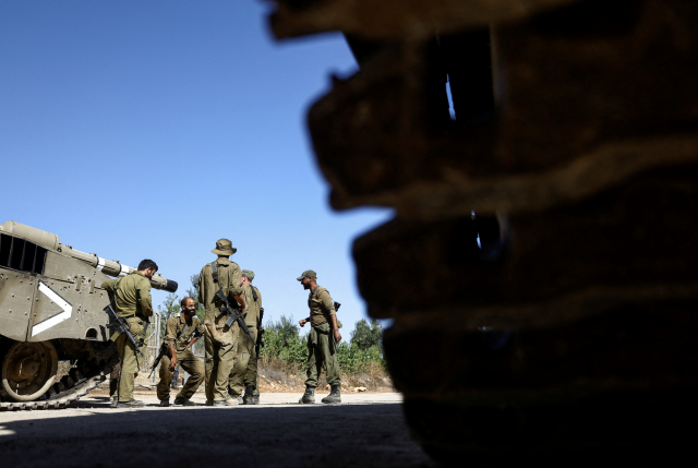 israel raids gaza city s shujayea neighborhood forcing thousands to flee israel raids gaza city s shujayea neighborhood forcing thousands to flee