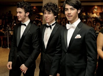 the jonas brothers cover sabrina carpenter s please please please and chappell roan s good luck babe