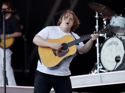 lewis capaldi surprises london fans at it ends with us screening amid tourette s diagnosis lewis capaldi surprises london fans at it ends with us screening amid tourette s diagnosis