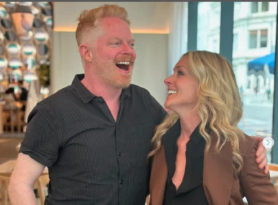 jane krakowski and jesse tyler ferguson recall unusual starbucks encounter in new york city