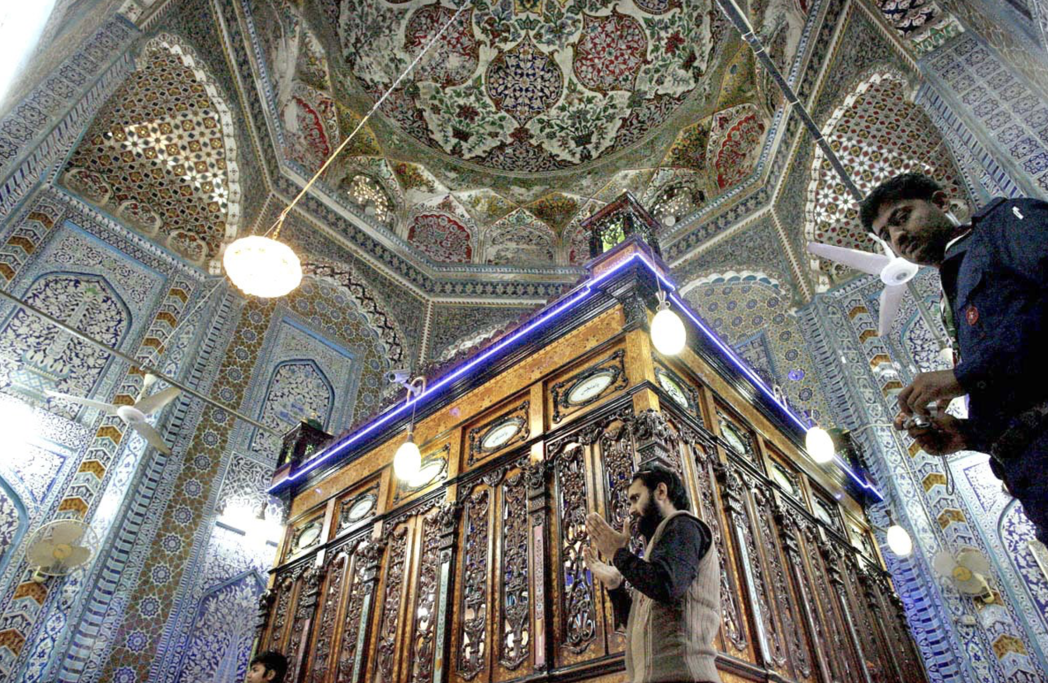 man offers fateha at shah abdul latif bhittai shrine photo app