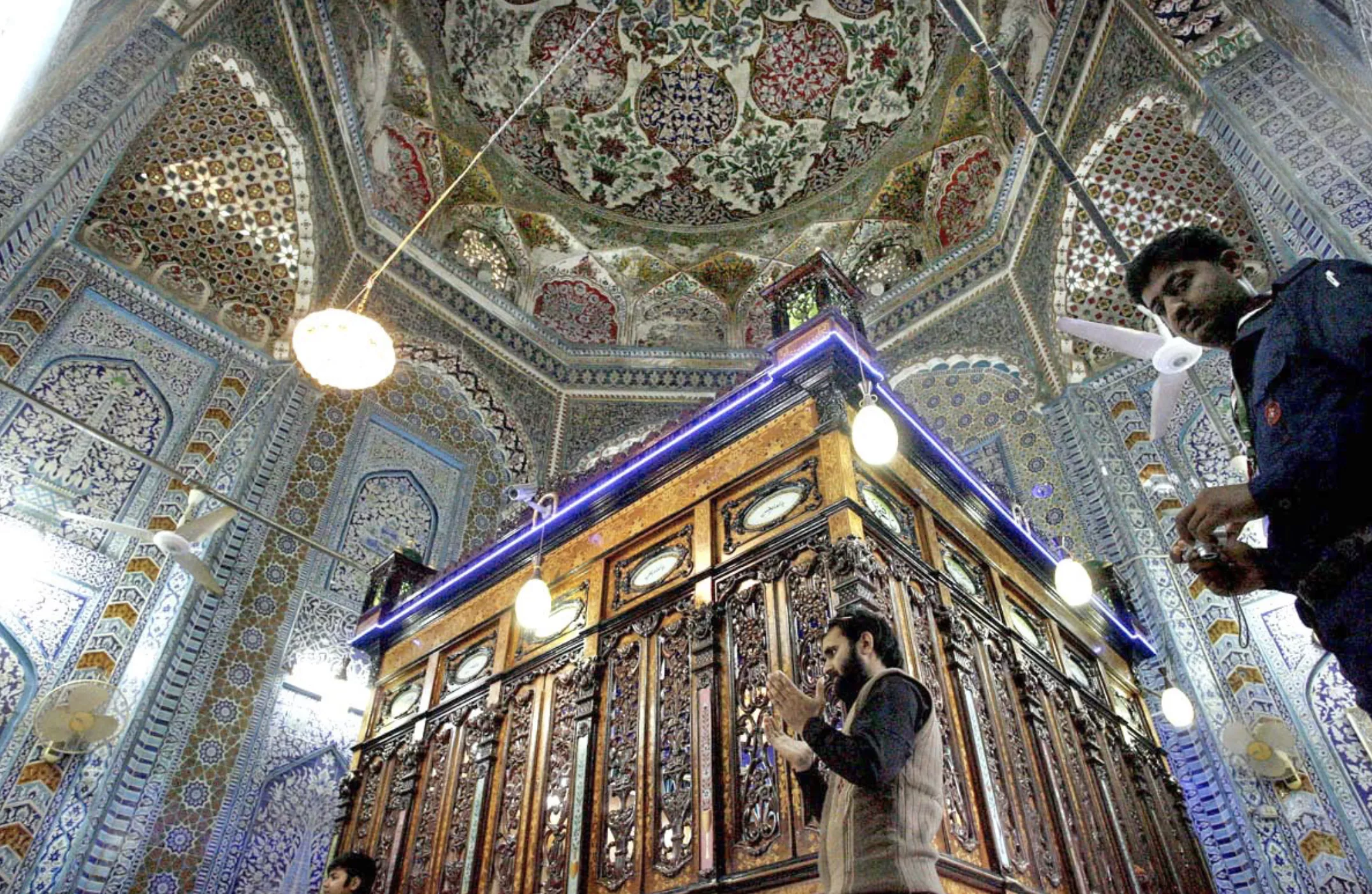 man offers fateha at shah abdul latif bhittai shrine photo app man offers fateha at shah abdul latif bhittai shrine photo app