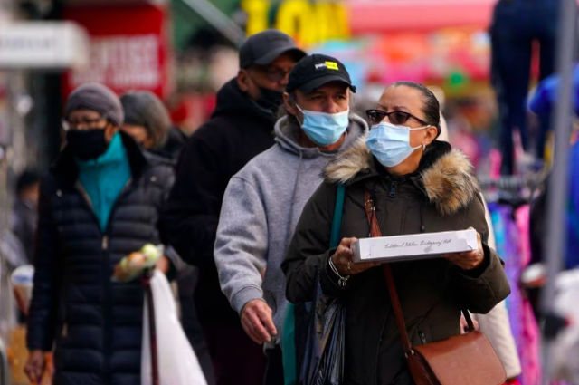 people walk outside wearing masks during the coronavirus disease covid 19 pandemic in the harlem area of the manhattan borough of new york city new york us february 10 2022 photo reuters carlo allegri people walk outside wearing masks during the coronavirus disease covid 19 pandemic in the harlem area of the manhattan borough of new york city new york us february 10 2022 photo reuters carlo allegri