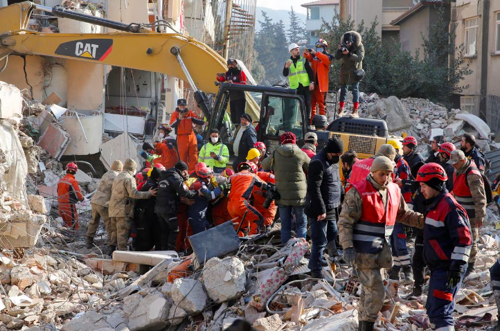 Turkish and Chinese rescuers carry Malek, a 55-year-old Syrian refugee man, into an ambulance after he was rescued from the wreckage of a destroyed building in the aftermath of the deadly earthquake in Hatay, Turkey February 12, 2023. Photo: REUTERS/Dilara Senkaya
