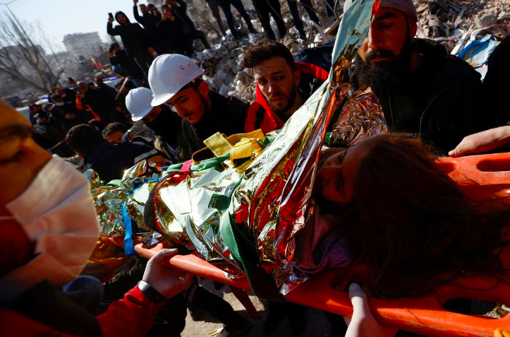 Rescuers carry Aisha, a 5-year-old Syrian girl, who survived a deadly earthquake in Kahramanmaras, Turkey February 11, 2023. Photo: REUTERS/Guglielmo Mangiapane
