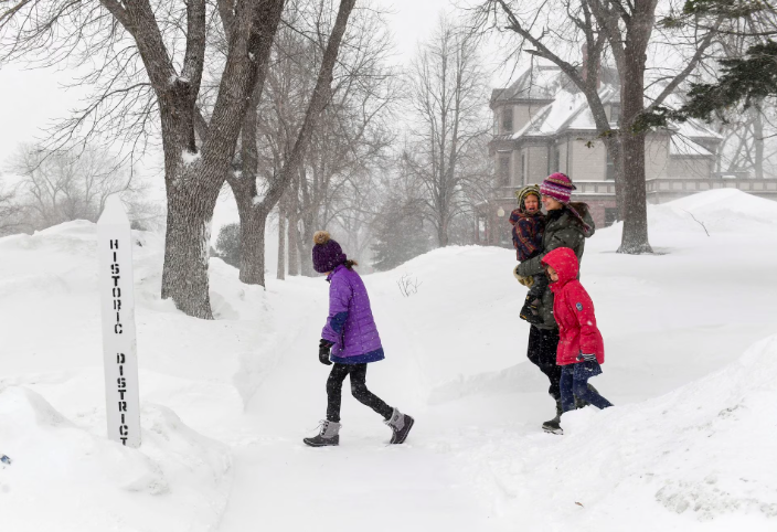 Massive snowstorm closes schools, grounds flights in US heartland