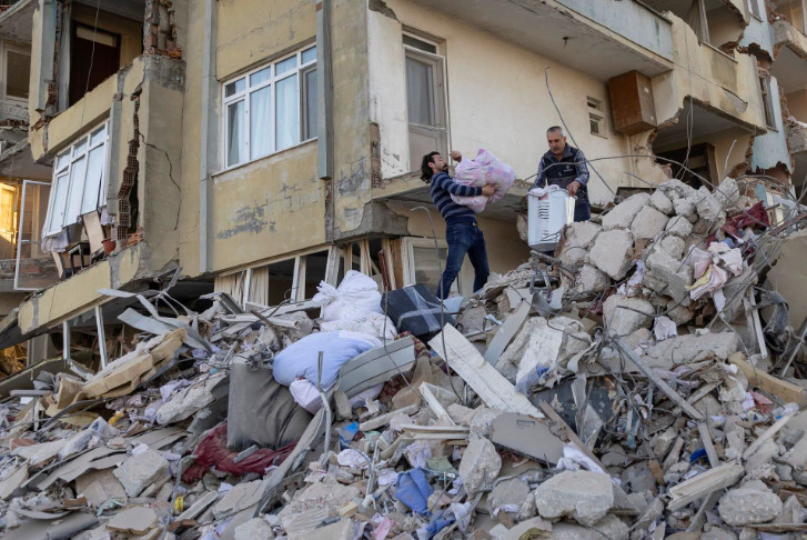 arsin and his father take belongings out of their destroyed apartment in the aftermath of the deadly earthquake in antakya hatay province turkey february 20 2023 photo reuters eloisa lopezh