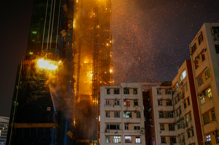 Photo of Scores evacuated as fire erupts in Hong Kong skyscraper