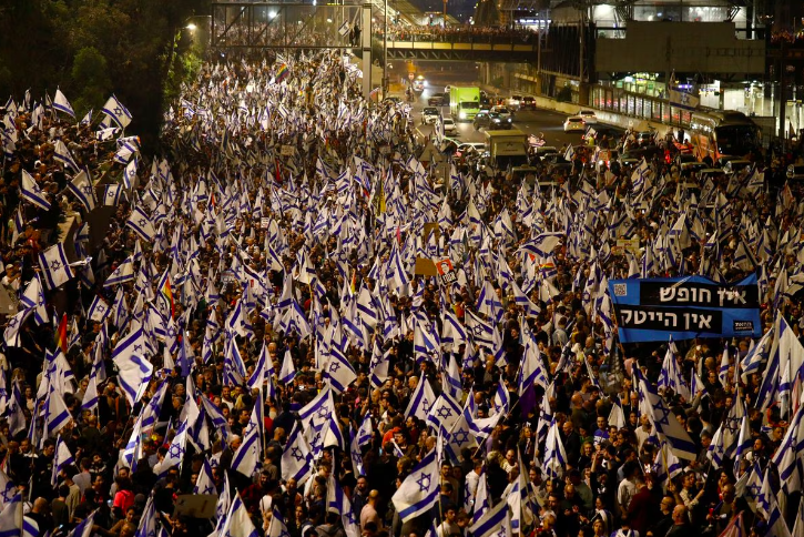 Photo of Netanyahu sacks defence minister, sparking mass protests