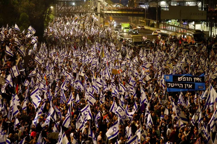 people attend a demonstration after israeli prime minister benjamin netanyahu dismissed the defense minister and his nationalist coalition government presses on with its judicial overhaul in tel aviv israel march 26 2023 photo reuters nir elias people attend a demonstration after israeli prime minister benjamin netanyahu dismissed the defense minister and his nationalist coalition government presses on with its judicial overhaul in tel aviv israel march 26 2023 photo reuters nir elias