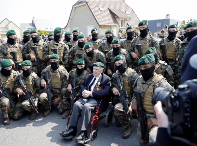 france s last surviving d day commando joins landing anniversary