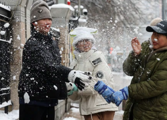 people play with snow amid snowfall in beijing china december 13 2023 reuters people play with snow amid snowfall in beijing china december 13 2023 reuters