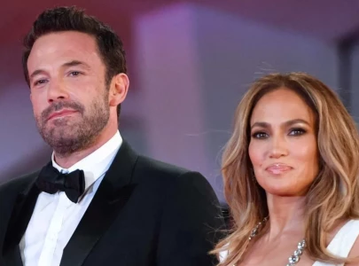 ben affleck engraves not going anywhere on jennifer lopez s engagement ring marriage lasts 2 years