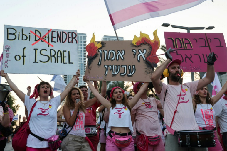 waving flags tens of thousands rally against israeli govt