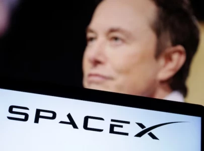 spacex secures 843 million contract to decommission international space station by 2030