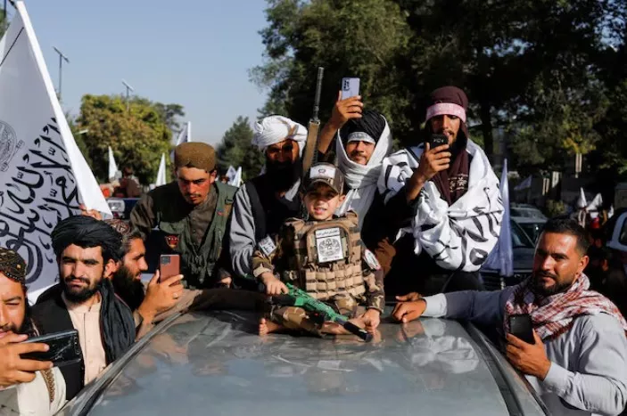 taliban supporters celebrate on the second anniversary of the fall of kabul at a street near the u s embassy in kabul afghanistan photo reuters taliban supporters celebrate on the second anniversary of the fall of kabul at a street near the u s embassy in kabul afghanistan photo reuters