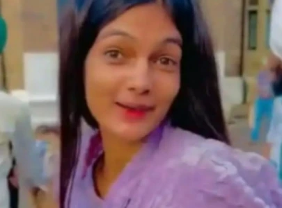 viral video shows girl recording reel amid street brawl viral video shows girl recording reel amid street brawl