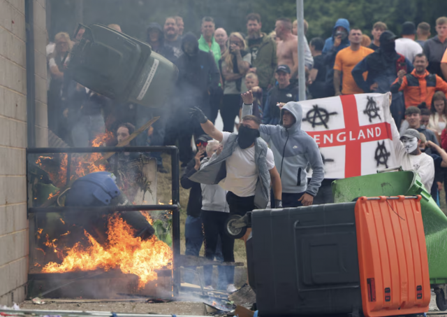demonstrators toss a trash bin during an anti immigration protest in rotherham britain august 4 2024 photo reuters demonstrators toss a trash bin during an anti immigration protest in rotherham britain august 4 2024 photo reuters