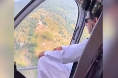 watch imran khan filmed praying in helicopter watch imran khan filmed praying in helicopter