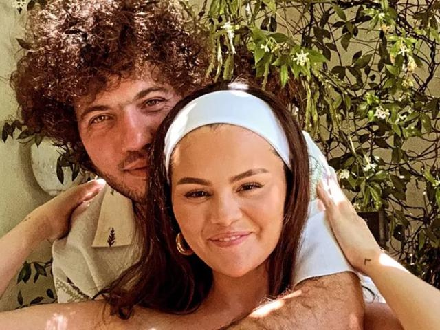 selena gomez and benny blanco pose for a 4th of july snap on instagram photo selena gomez instagram