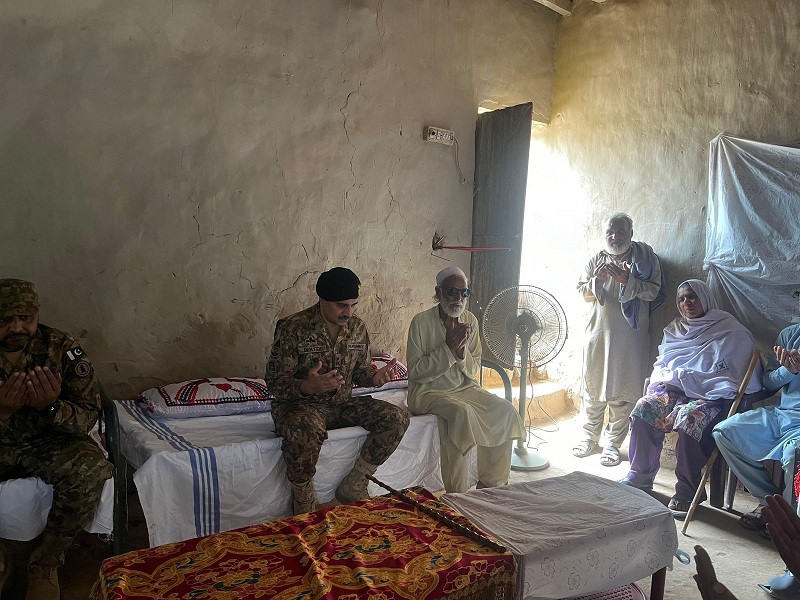 Senior Army Commanders visited the families of Customs officials martyred in the line of duty. PHOTO: ISPR