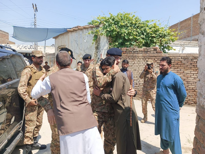 Senior Army Commanders visited the families of customs officials martyred in the line of duty. PHOTO: ISPR