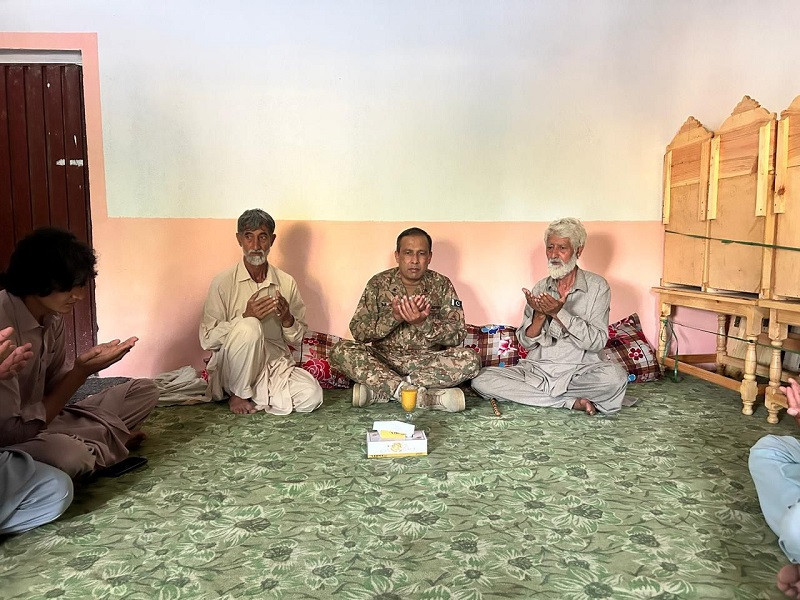 Senior Army Commanders visited the families of customs officials martyred in the line of duty. PHOTO: ISPR