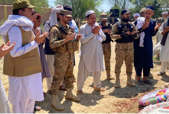 senior army commanders visited the families of customs officials martyred in the line of duty photo ispr senior army commanders visited the families of customs officials martyred in the line of duty photo ispr