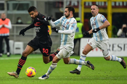 ac milan move top of serie a inter see off roma