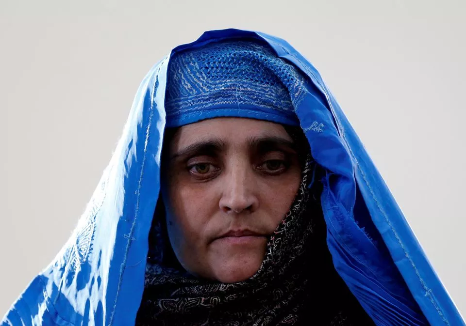 sharbat gula the green eyed afghan girl whose 1985 photo in national geographic became a symbol of her country s wars arrives to meet with afghanistan s president ashraf ghani in kabul afghanistan november 9 2016 photo reuters sharbat gula the green eyed afghan girl whose 1985 photo in national geographic became a symbol of her country s wars arrives to meet with afghanistan s president ashraf ghani in kabul afghanistan november 9 2016 photo reuters