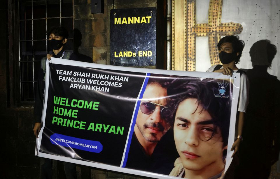 fans of bollywood superstar shah rukh khan hold a poster outside his house mannat after his eldest son aryan khan was granted bail by the bombay high court more than three weeks after he was arrested in a drugs case in mumbai india october 28 2021 photo reuters file