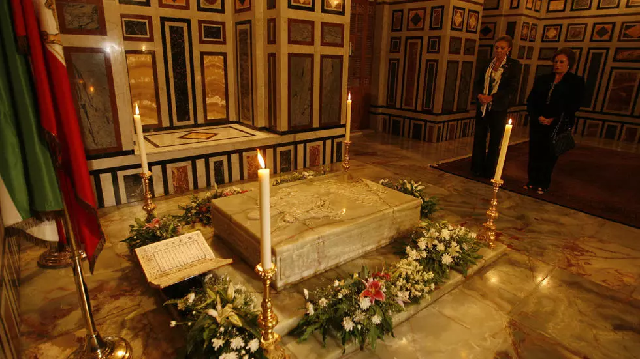 the former shah of iran s wife farah diba l stands at his tomb with jihane sadat the widow of the late egyptian president in cairo in 2009 photo afp