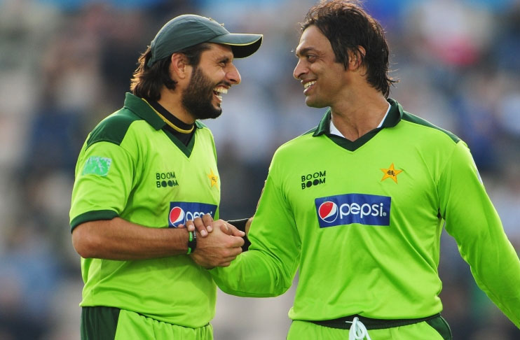 Shoaib Akhtar, Shahid Afridi wish Big B, family speedy recovery