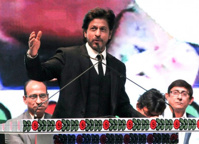 no matter what we will remain positive srk responds to trolls criticising besharam rang